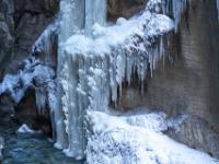 Über der Partnach hängt eine riesige, kompakte Eisformation